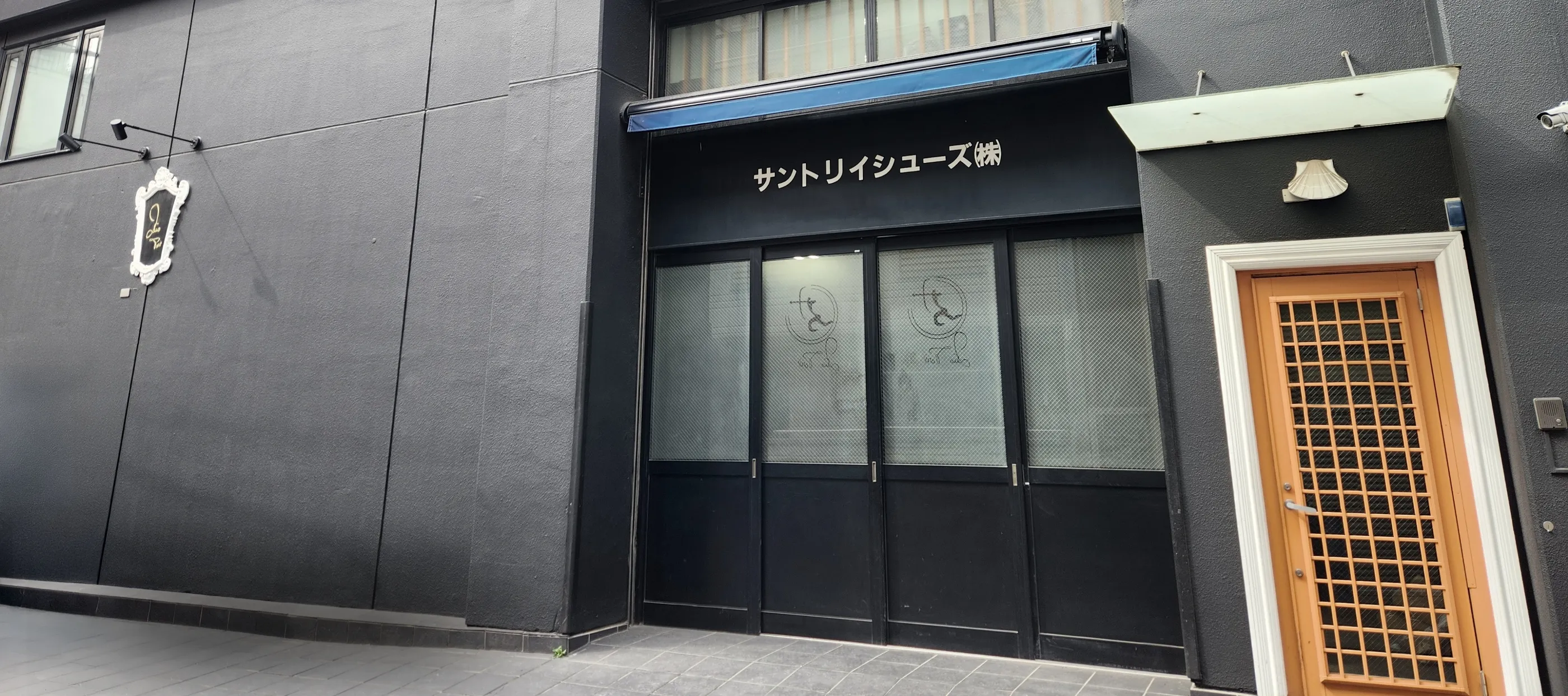 紳士用靴を手作業で作る職人