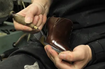 片足サンプルを作成する職人の手元