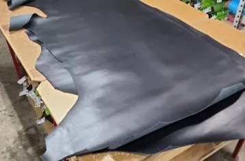 靴の作成に使用するために広げられた革