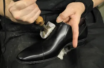 靴を生産する職人の手元